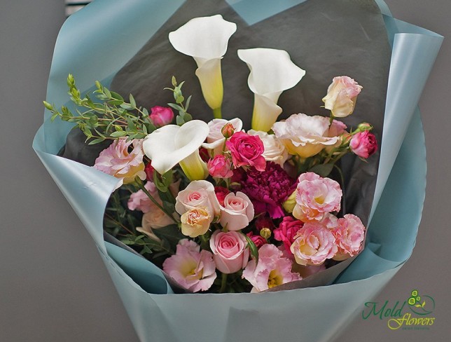Buchet de trandafiri roz, eustoma și calla albă foto